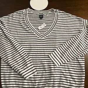 GAP Women’s White and Navy Striped V-Neck Sweater